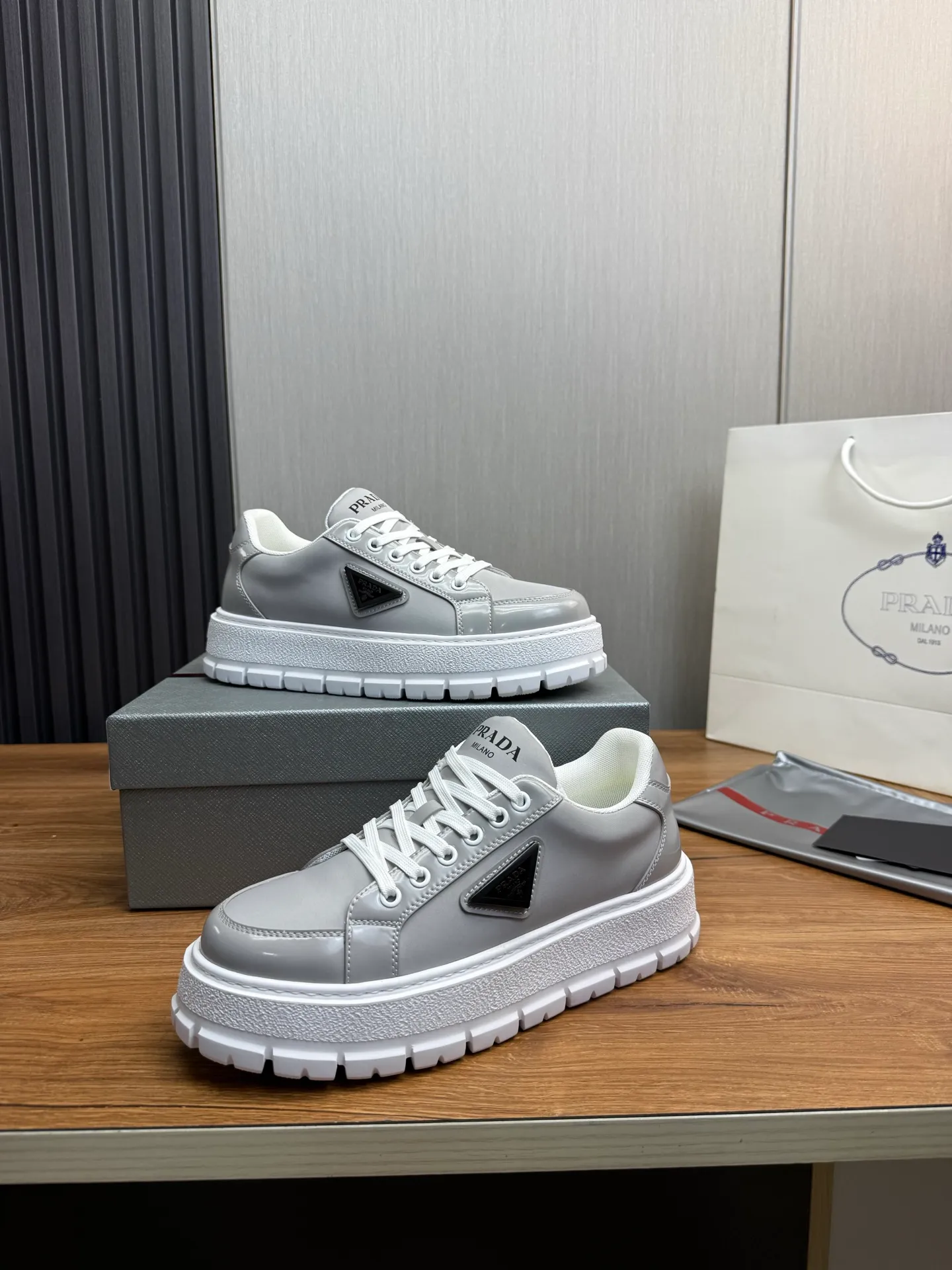 Men's shoes 💰580💰 [PRADA] Autumn and winter hot men's shoes shipped 👏Official website synchronized ⬆️Original fly-woven cowhide fabric + cowhide lining, 1⃣️:1⃣️reproduction, original sole, 38-45 (45. Customized, non-refundable)